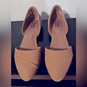Women’s Toms tan flats